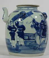 Auktion 338 / Los 15551 <br>grosse Teekanne, China, Blaumalerei, umlaufend mit Figuren, H-21 cm, D-ca. 21 cm