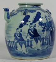 Auktion 338 / Los 15552 <br>grosse Teekanne, China, Blaumalerei,  mit Figuren bemalt, H-21 cm, D-21 cm, gut erhalten