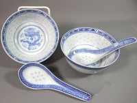 Los 15553 <br>2x China-Schalen mit Löffel, gemarkt, Drachendekor, H-5,8cm D-11,5cm.