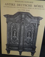 Auktion 338 / Los 3044 <br>Schwarze Bildband "Antike deutsche Möbel" 1977