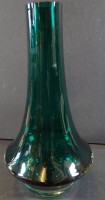 Auktion 338 / Los 10044 <br>grüne Vase, wohl  Riihimäen Lasi Oy/ Finnland. Klarglas, mit grünem Innenfang. Unterseitig mit eingeritzter Nummer. H einwandfrei. H-25 cm
