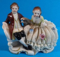 Auktion 369<br>Galantes sitzendes Paar, Dame in Spitzenkleid (bestossen), ungedeutete Blaumarke, H-8 cm, B-9 cm