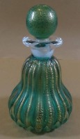 Auktion 338 / Los 10046 <br>Murano Flacon, grün mit Goldflitter, Etikett "Küster Perry", H-15 cm