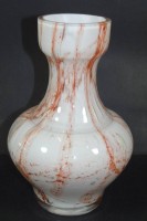 Auktion 338 / Los 10047 <br>Kunstglasvase, weiss/rot, H-21 cm