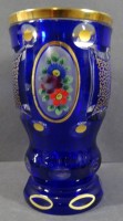 Los 10050 <br>böhmischer Becher, Blumenmalerei und Gold-Dekor, blau überfangen, H-15 cm, D-8 cm