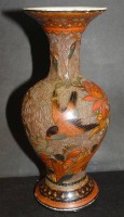 Auktion 338 / Los 15562 <br>Vase, wohl China?, Porzellan mit Rotlack? geschnitten und bemaltes Dekor, Vögel und Blätter, älter, H-18 cm
