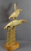 Auktion 338 / Los 15563 <br>gr. Hornschnitzerei, zwei Vögel, Asien,  H-37 cm
