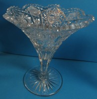 Los 10057 <br>Vase mit Stand, altes Kristall mit Zackenrand, Schleuderstern-Schliff, H-18 cm, D-17 cm
