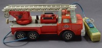Gama Feuerwehrauto mit Kabelfernbedienung, L. ca. 35 cm, mit Altersspuren, Batteriefach mit Säureresten, Funktion nicht geprüft