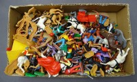 Konvolut Timpo-Spielfiguren, Indianer, Cowboys, Ritter, Araber und Einzelteile, vereinzelt auch Plasty und Elastolin, viele beschädigt oder nicht vollständig