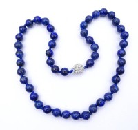 Auktion 339 / Los 1033 <br>Kugelförmige Lapislazuli Halskette mit Magnetverschluss, L. 47cm, 45,4g.