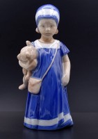 Auktion 339 / Los 8002 <br>Elsa mit Teddybär "Royal Copenhagen" Nr. 671 , H. 17cm