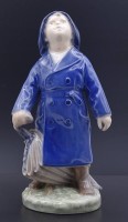 Auktion 339 / Los 8009 <br>Junge mit Regenschirm "Royal Copenhagen", Nr. 3556 , H. 18,0cm
