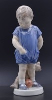 Auktion 339 / Los 8014 <br>Junge mit Teddybär "Royal Copenhagen" Nr. 144, H. 19,0cm