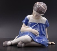 Auktion 339 / Los 8017 <br>Mädchen mit Puppe "Royal Copenhagen", Nr. 400, H. 9,0cm