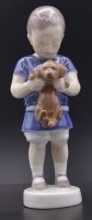 Auktion 339 / Los 8044 <br>Ole, der einen Hund hält "Bing &amp; Gröndahl" Nr. 1747 H. 17,5cm