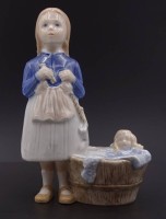 Auktion 339 / Los 8045 <br>Mädchen mit Puppe beim Waschen "Bing &amp; Grondahl" Nr. 2563 , H. 13,0cm