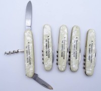 5 Taschenmesser mit Werbung in Perlmuttoptik, 60er-Jahre, L. 9 cm, Altersspuren vorhanden, teilweise schwergängig