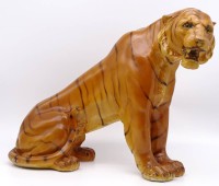 Auktion 339 / Los 9000 <br>Großer Keramik Tiger, mehrere Farbabplatzer, H. 35,0cm, ca. L. 54cm