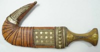 Arabischer Jambia-Dolch, Griff Holz, Scheide Leder und Metallbeschläge, L. ohne Scheide: 30 cm, mit Altersspuren