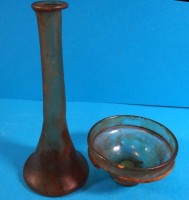 Auktion 339 / Los 10000 <br>römisches Salbgefäss und kl. Vase aus Glas, Altersspuren, Salbgefäss Rand mit Abplatzer, Vase H-15 cm, Schale H-4,5 cm, D-8 cxm
