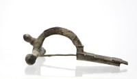 Auktion 339 / Los 15020 <br>römische Zwiebelknopf-Fibel um 100-300 n. Chr. Bronze?, L-19cm, H-3 cm