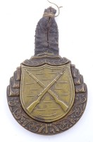 Leistungsabzeichen für Gewehrschützen, Tschechoslowakei, 2. WK, mit Altersspuren, Wappen teilweise abgelöst