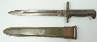 Bajonett M 1 Garand, 2. WK, L. mit Scheide: ca. 40 cm, Metallschlaufe an der Scheide abgebrochen, rostfleckig, Gebrauchs- und Altersspuren