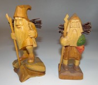 Auktion 339 / Los 15023 <br>2x Wichtel mit Reisigbündel, Holzschnitzerei, wohl Erzgebirge?, H-14 und 15 cm