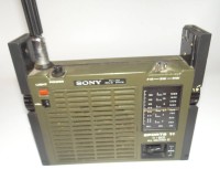Auktion 339 / Los 16006 <br>kl. Radio Sony "Sports 11 ICF-111L" funktionstüchtig, BJ 1972, 14 x 178 x 56 mm, Griff ist gleichzeitigb Antenne