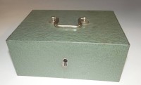 Auktion 500016 / Los  <br>Stahlkassette mit Einsatz, Schlüssel fehlt,