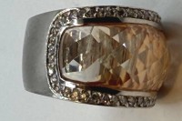 Auktion 370<br>925er breiter Silberring mit altrosa facett. Farbstein,umringt von klaren Steinen  20,8g. RG 57