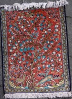 Auktion 339 / Los 13001 <br>Ghoum-Seidenteppich mit Lebensbaum, Vögel und Tiere. ca. 80x60 cm, sehr guter Zustand