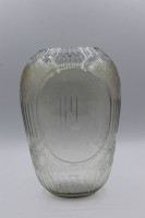 Auktion 339 / Los 10004 <br>Vase, farbloses Glas beschliffen mit figürlichen Darstellungen, älter, H-19cm.