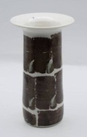 Auktion 500016 / Los  <br>kl. Vase, braunes Dekor, Boden signiert, H-14,5cm.
