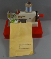 Auktion 339 / Los 12016 <br>Kinder-Nähmaschine"Regina", Blech, mit Beschreibung, H-18cm B-19cm.