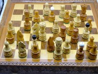 Auktion 339 / Los 15035 <br>Schachspiel, kompl. Holzschnitzerei