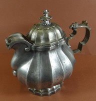 Auktion 339 / Los 15039 <br>Zinn-Teekanne, H-23 cm, Kunsthandwerk nach antikem Vorbild
