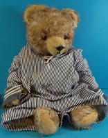 Auktion 339 / Los 12026 <br>grosser, weichgestopfter Teddy&lt;, ca. 56 cm, in viel zu grossen Matrosenhemd (wohl Kindergrösse), leichte Altersspuren