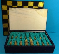 Auktion 339 / Los 15056 <br>altes Schach in Kasten, 2 lagig, Figuren aus Stein oder Horn?, max. H-6,5 cm, Kasten H-8 cm, 19x31 cm, China