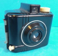 Auktion 339 / Los 16040 <br>kl. Bakelit-Kamera von Kodak, USA, H-8 cm, 9x7 cm