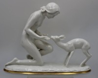 Los 8025 <br>Porzellan-Figurengruppe "Gute Freunde", Hutschenreuther, Selb, m. Goldstaffage, Darstellung einer weiblichen Figur, ein Reh fütternd, Entw. Carl Werner (1895 - 1980), H- ca.25 cm
