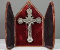 Brustkreuz, 800er Silber, in schönem Etui als Reisaltar, 19. Jhd., Kreuz ca. 39gr. 11,5 x 7,5cm, Etui 14,5 x 9cm.