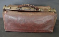Auktion 339 / Los 13019 <br>kl. alte Leder-Arzttasche, Alters-u. Gebrauchsspuren, H-24 cm, B-42 cm