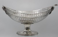 Los 15027 <br>gr. Tafelaufsatz, Messing versilbert, 19. Jhd., beidseitig Frauenköpfe, 1x Handhabe beschädigt, H-23,3cm B-43cm T-22cm.