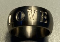 Auktion 339 / Los 1280 <br>Stahlring mit Schriftzug "Love", RG 54,  Neuware aus Juweliersauflösung