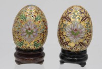 Auktion 339 / Los 15531 <br>2x Cloisonné-Eier auf Holzstand, China, ca. H-7,5cm.