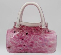 Auktion 339 / Los 10024 <br>Kunstglas-Vase in Taschenform, rosa Einschmelzungen, H-22cm B-21cm.
