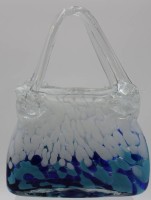 Auktion 339 / Los 10025 <br>Kunstglas-Vase in Taschenform, blau/weisse Einschmelzungen, H-24cm B-18cm.