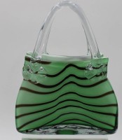 Auktion 339 / Los 10026 <br>Kunstglas-Vase in Taschenform, grün/schwarz, H-24cm B-18cm.